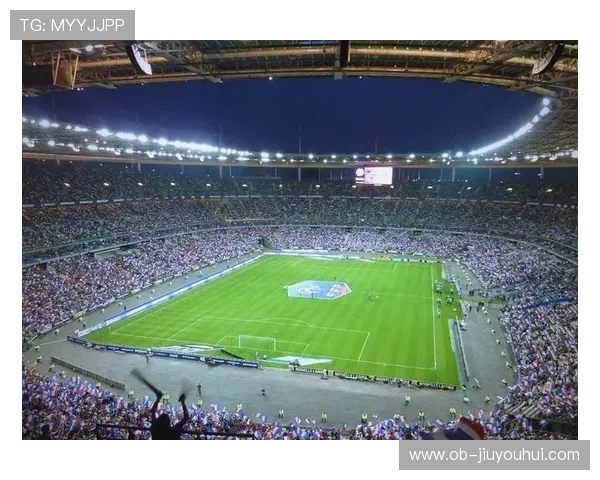 足球场中央竞技，激情碰撞梦想与荣耀，描绘绿茵场上的奋勇拼搏与团队精神